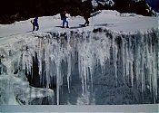 007-_EAU-Ruwenzori_Gebirge-_maechtige_Eiszapfen_an_einer_Gletscherspalte2C_70x50-RA-FCO-2.jpg